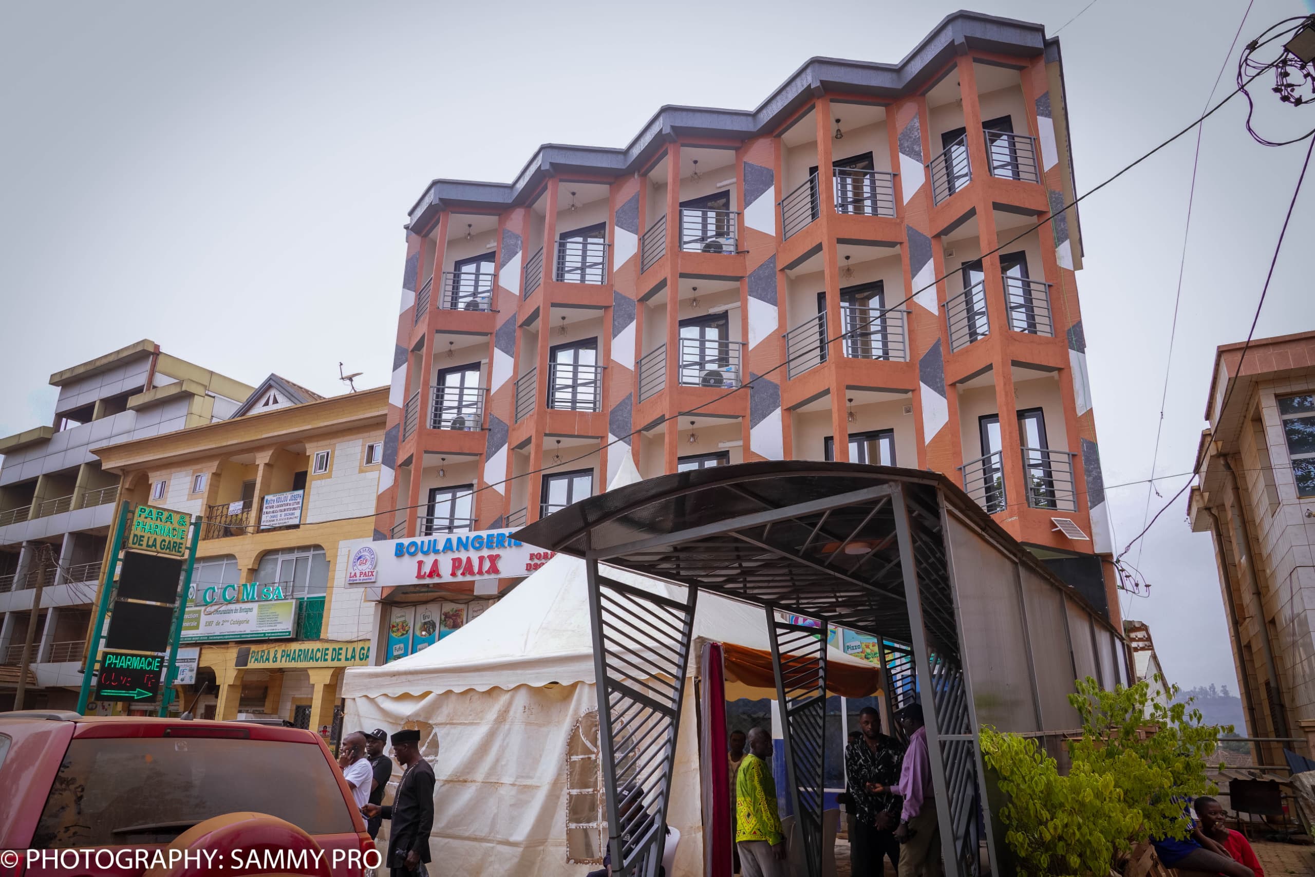 CAN House est un établissement d’appartements-meublés/hôtel situé en plein cœur de Dschang